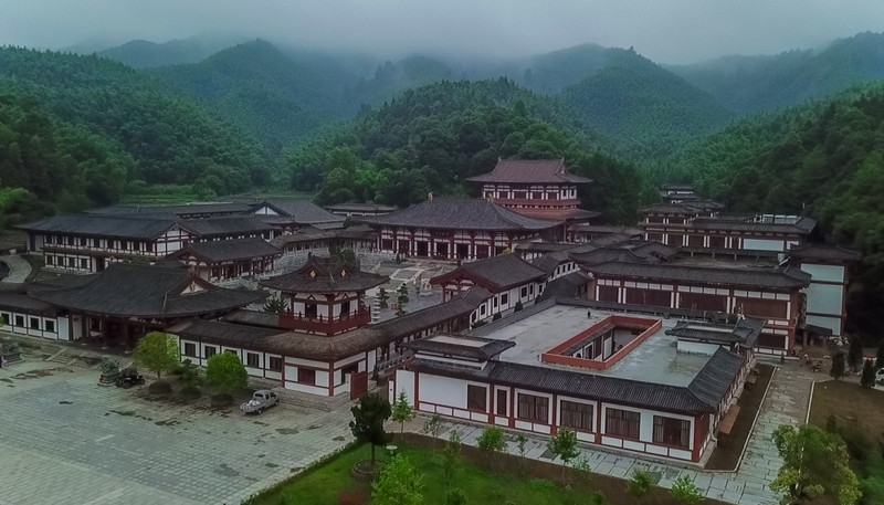 积寺曹山宝积寺曹山宝积寺曹山宝积寺远远望去,曹山寺卧居于山岚深处