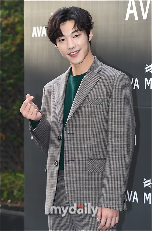 韩国艺人禹棹焕孙娜恩携手出席品牌宣传活动