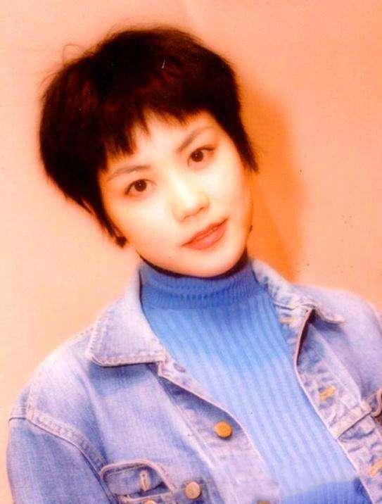 方脸王菲灵气短发, 造就49岁不老传奇!