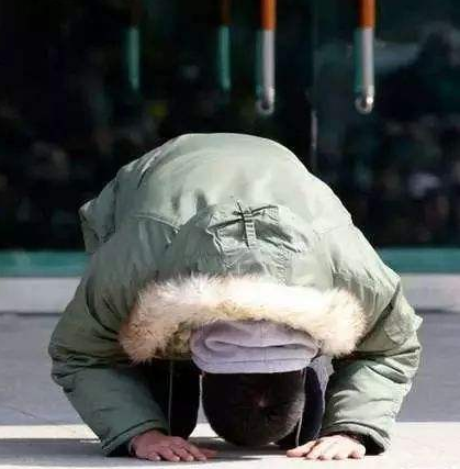 老人不小心刮到豪车,车主要老人赔偿,老人掏钱时车主跪在了地上