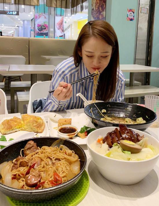 吃货上线!陈乔恩"深夜放毒"吃喝美食超享受