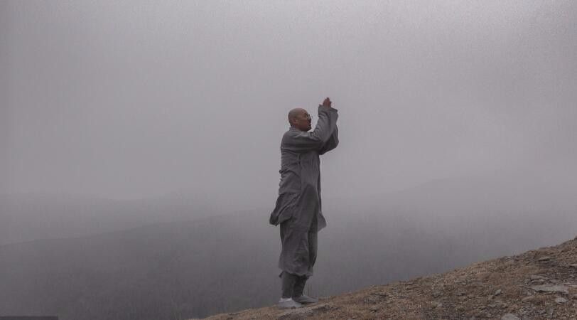 小伙看破红尘出家为僧,网友:对于他来说,这也是一种归宿