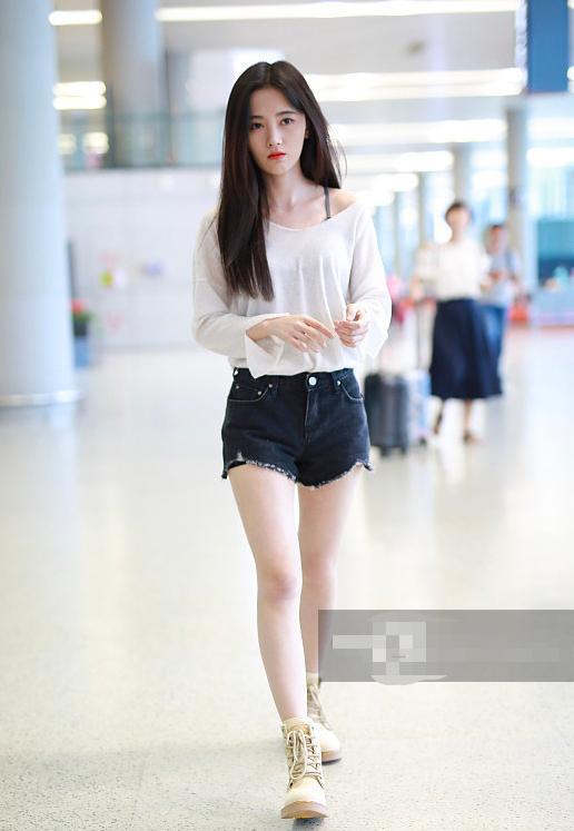 鞠婧祎够狠!穿短裤居然露出安全裤,网友:这腿缝,呵呵了!