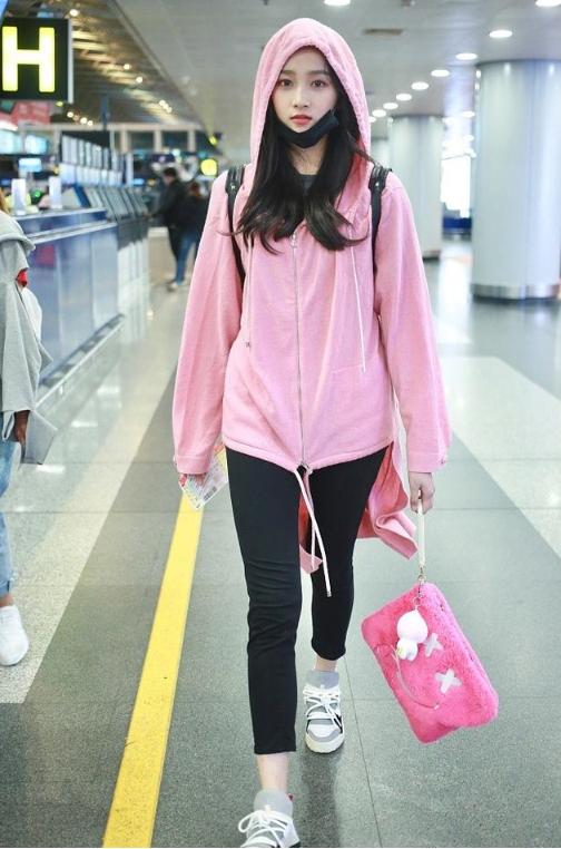 关晓彤粉红卫衣现身机场,不戴墨镜,网友:看起来不自在