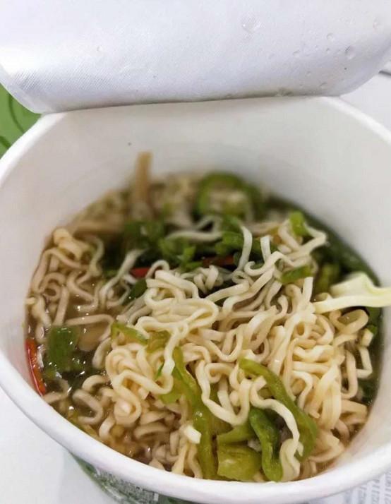 感受一下最近很火的网红泡面,青椒肉丝方便面!网友:肉块是真大