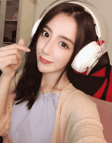 变声大佬呆妹儿直播秀身材! 锁骨夹口红失败网友直言没有锁骨