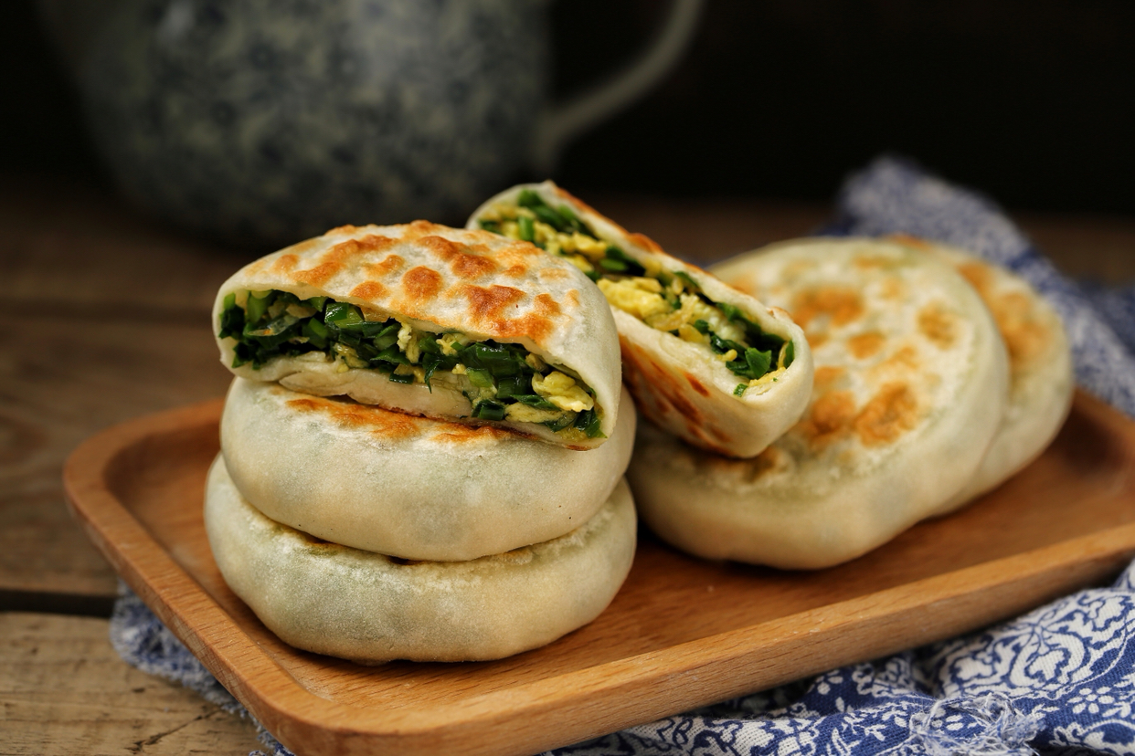 我做的韭菜馅饼从来不淌汁,皮薄馅大味道好,一出锅老公连吃仨!