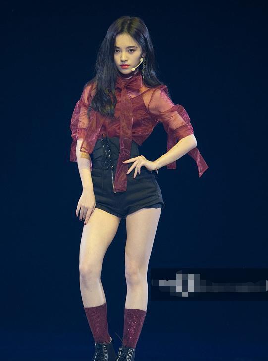 鞠婧祎够狠!穿短裤居然露出安全裤,网友:这腿缝,呵呵了!