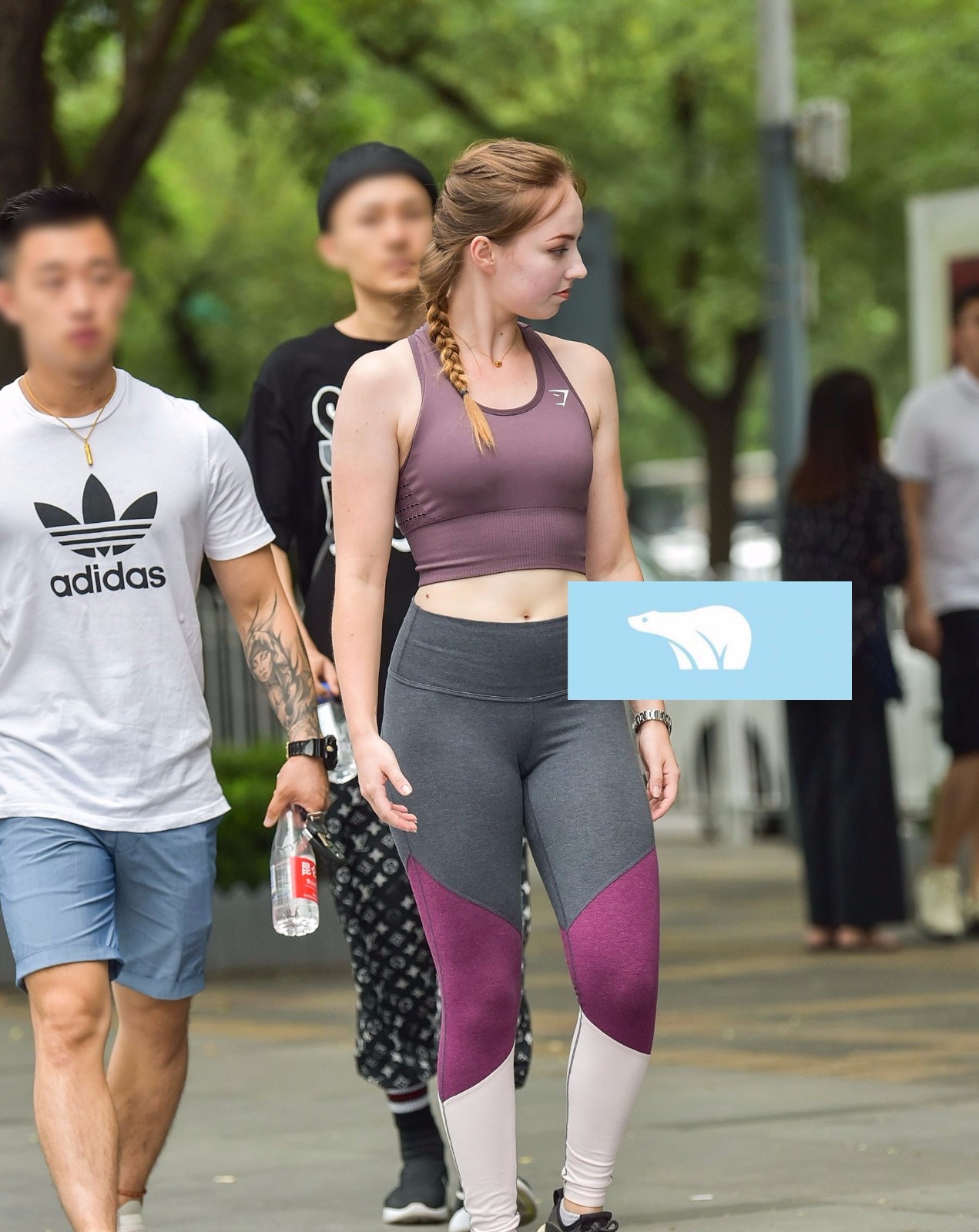 街拍,洋妹子穿运动弹力裤,画面很美,引人流连