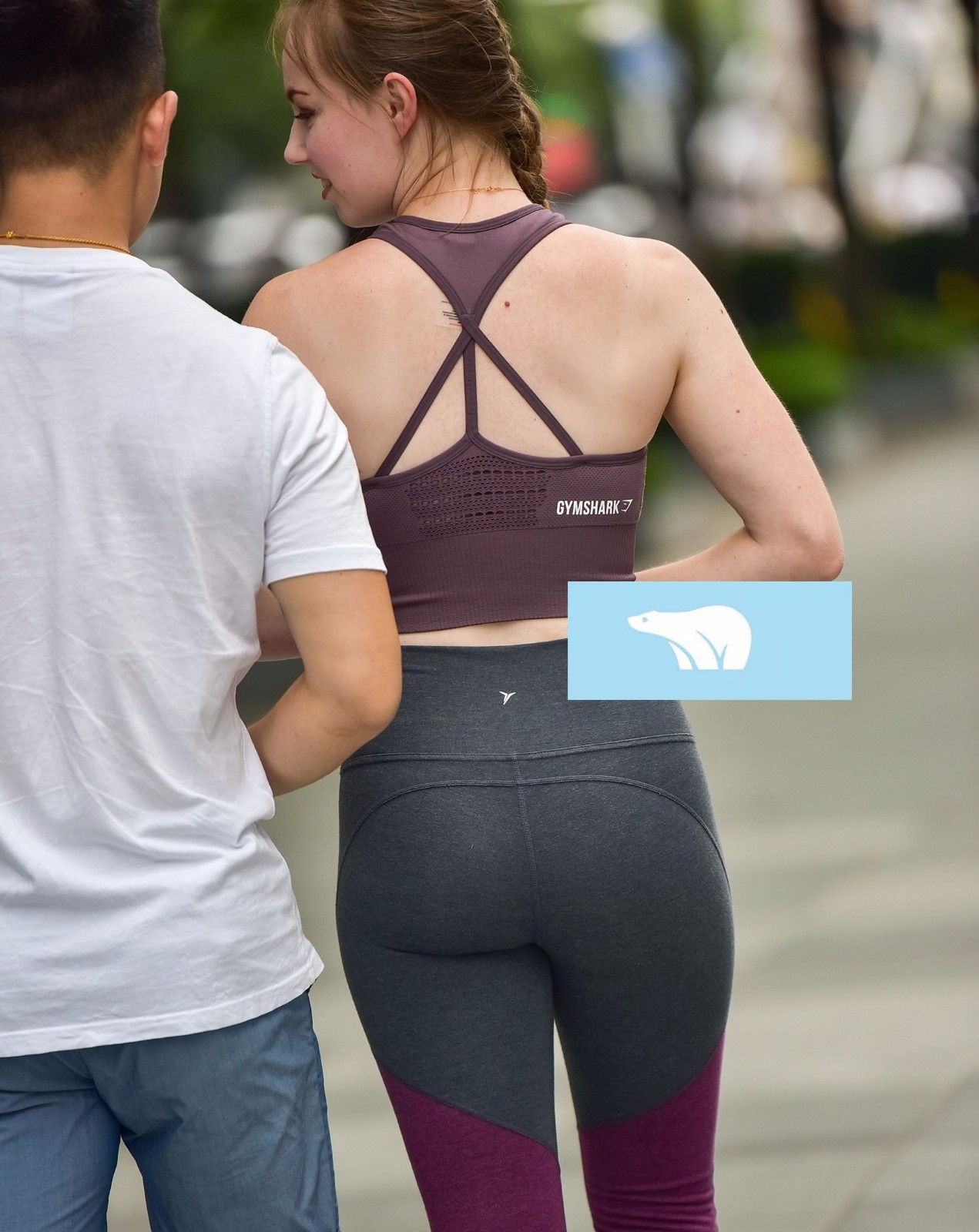 街拍,洋妹子穿运动弹力裤,画面很美,引人流连