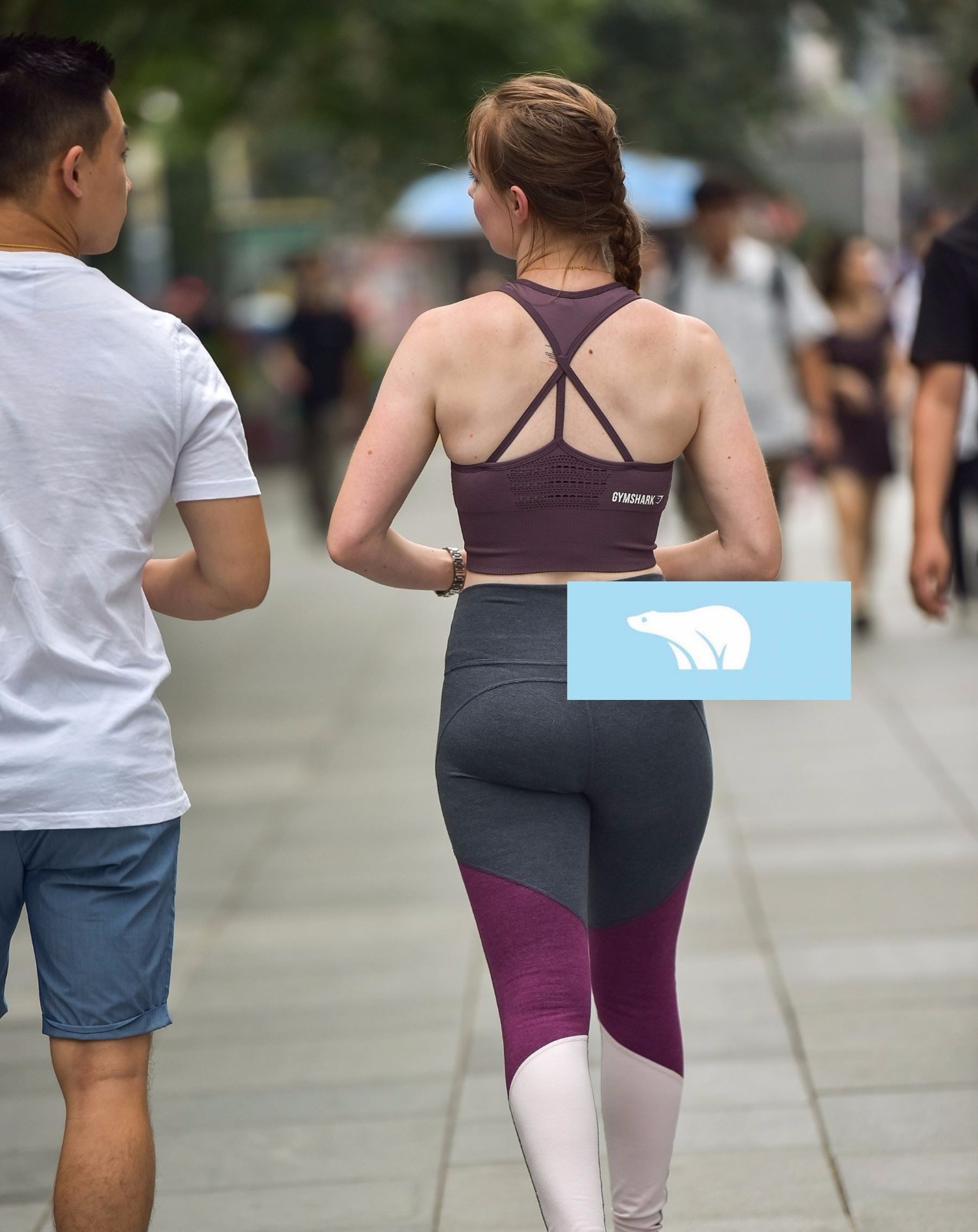 街拍,洋妹子穿运动弹力裤,画面很美,引人流连