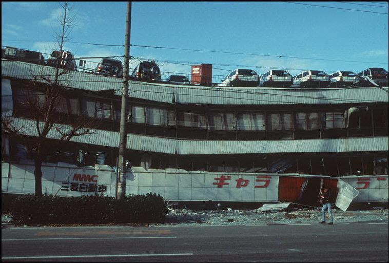 1995年阪神大地震后的神户 损失惨重满目疮痍