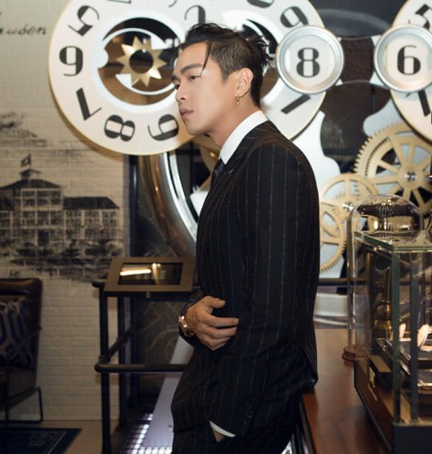 张若昀斥谣言护女友,扎"胡须辫"超man,穿西装成狂野少年!