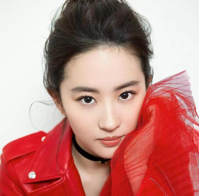 杨幂的眼睛怎么那么美选对时尚妆容让你比明星还耀眼