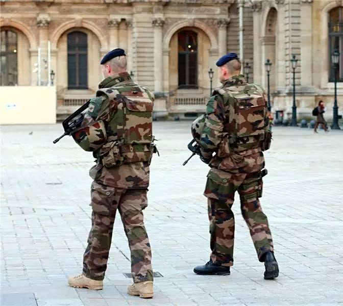 你可注意过士兵巡逻抱枪姿势,为什么枪口斜向下而不是朝前?