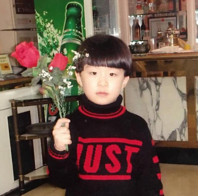 从出生起就已经顶着光环了,所以在他选择出道的时候受到了不少的争议