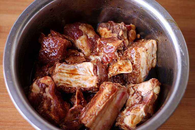 烧排骨时,先腌制还是先焯水?很多人弄反了,难怪排骨不入味