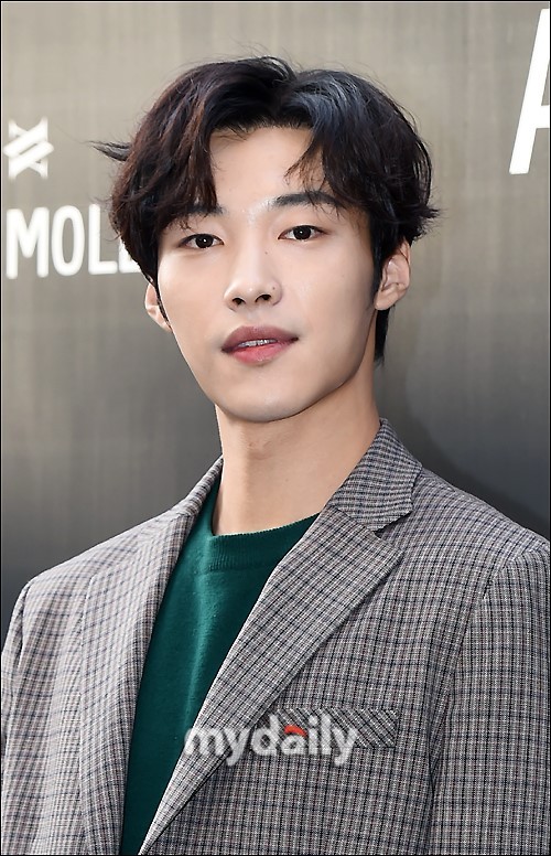 韩国艺人禹棹焕孙娜恩携手出席品牌宣传活动