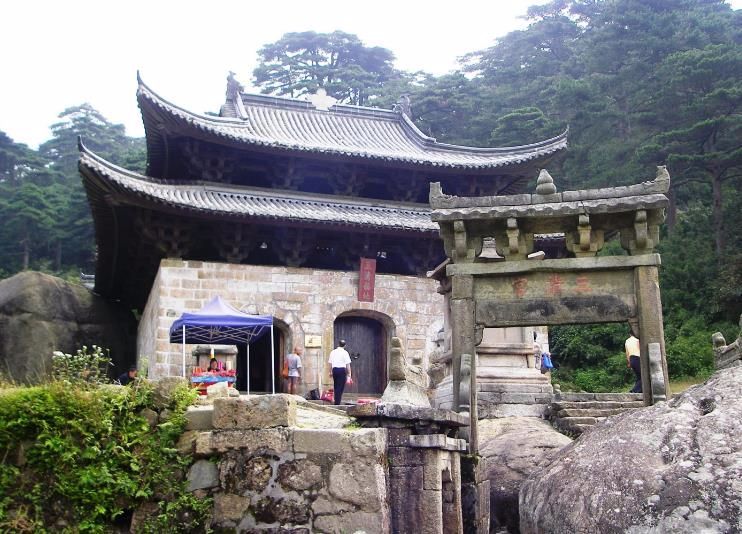 葛洪被奉为三清山的开山鼻祖,历代道观建筑与雄险奇秀的自然景观融为