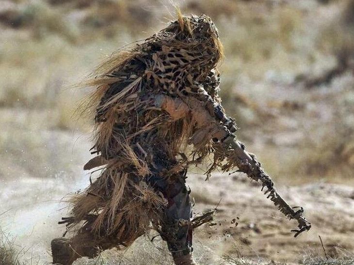 库尔德女兵喜欢用植物来伪装自己,但是不论怎么看都像是菜吃少了一样.