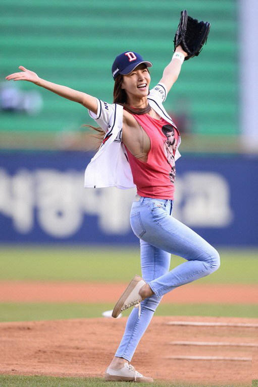 韩国棒球比赛,女星受邀开球秀完美身材