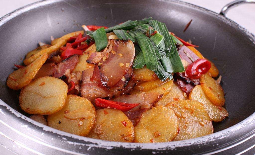 腊肉干锅土豆片是一款以腊肉和土豆为主要食材的菜品