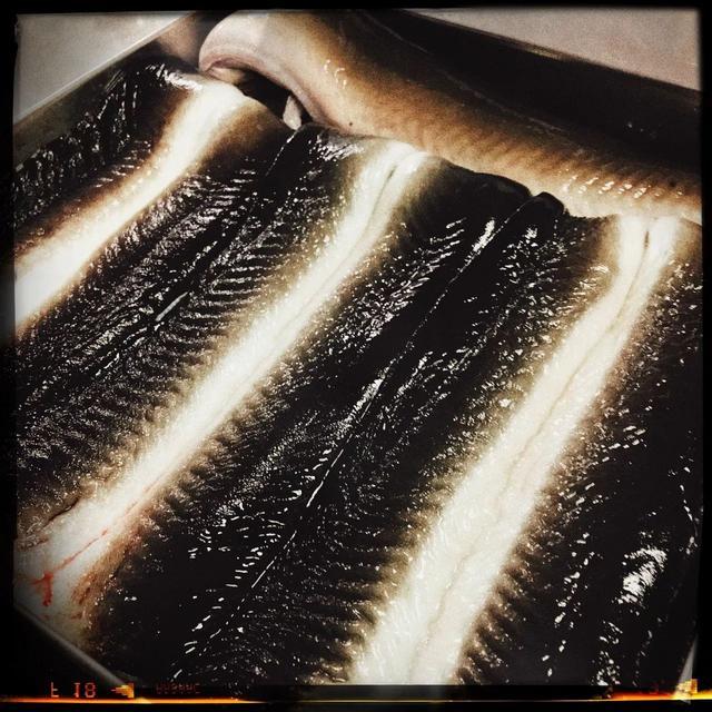 必须三烤三蘸酱,才能让鳗鱼肉渗透酱汁,完全入味.