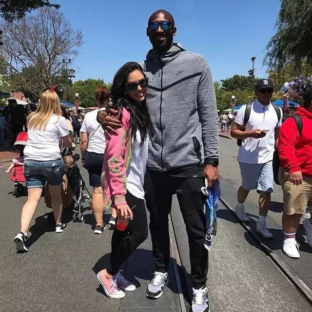 科比全家出游迪士尼 三公主皮肤最白