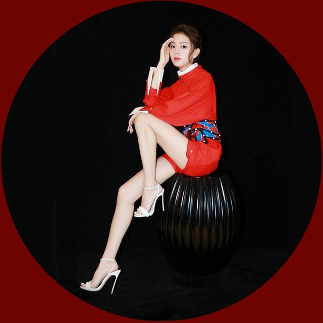 陈瑶的腿又细又长穿红色连体裤秀美腿秒变18岁少女样儿