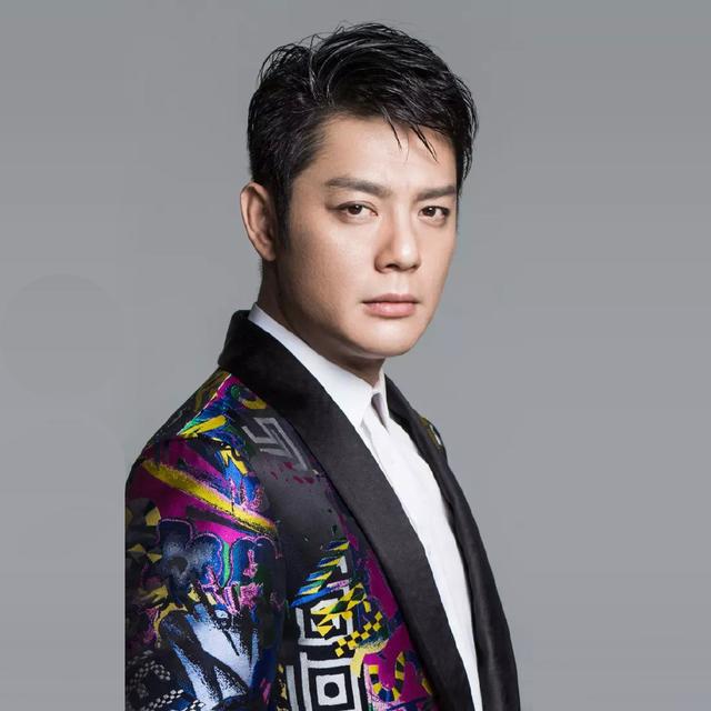 38岁走红后,为新欢抛20年妻子弃10岁孩子!网友评为贵圈最渣男!