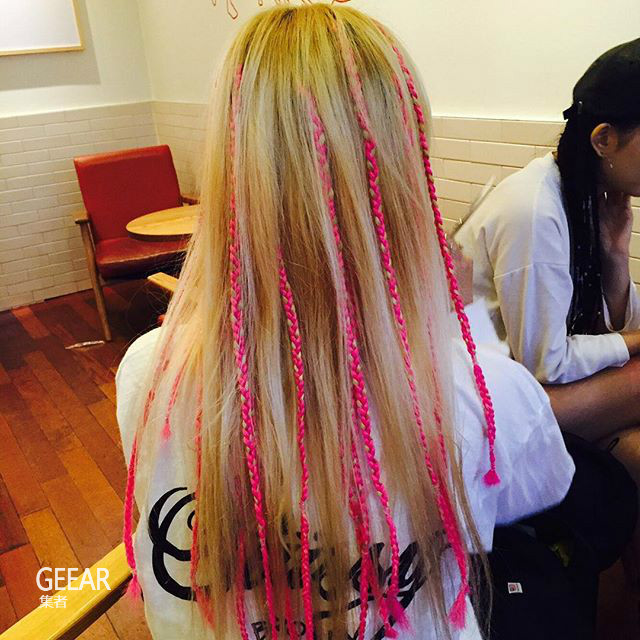 想尝试嘻哈风格新造型的女生,iu的彩辫发型是个好选择!