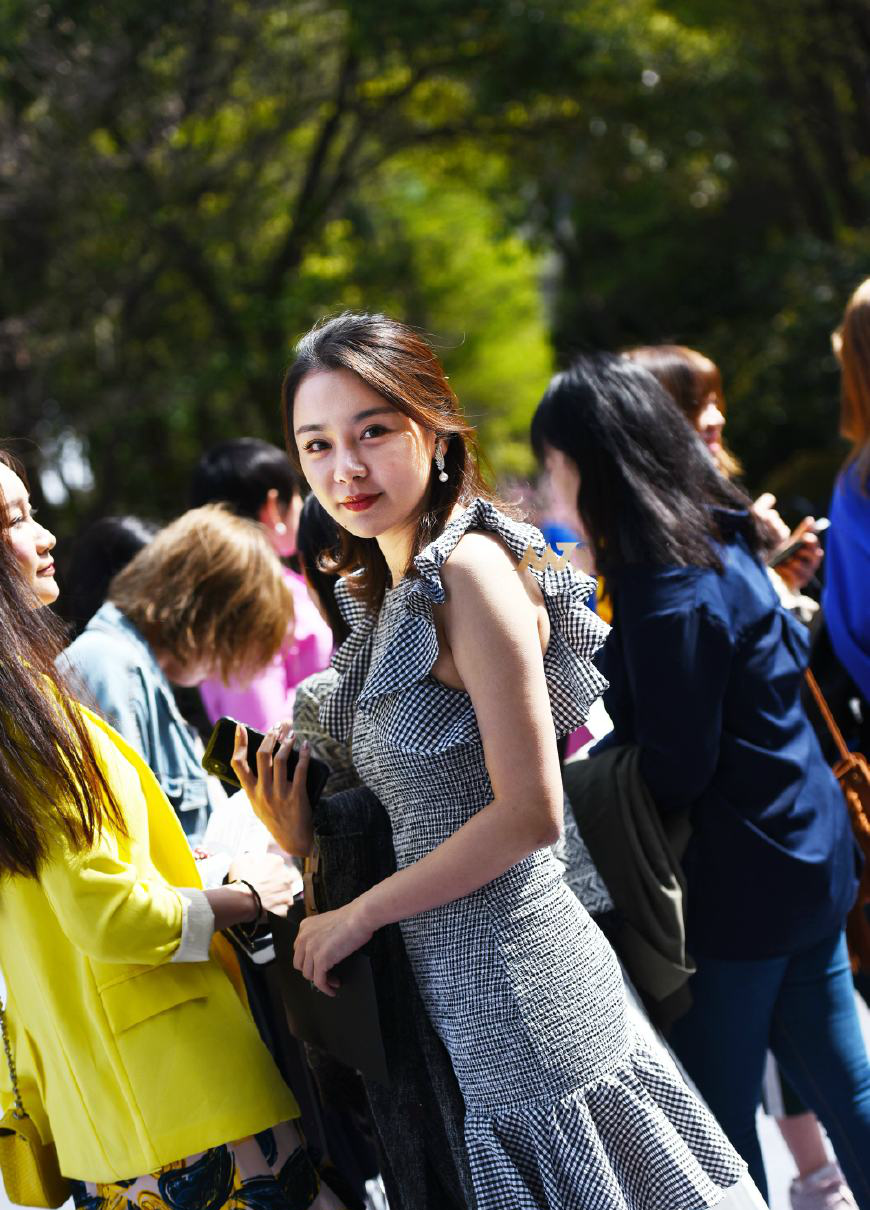 成都街拍成都美女如云身材高挑腿还长带上墨镜真像一姐