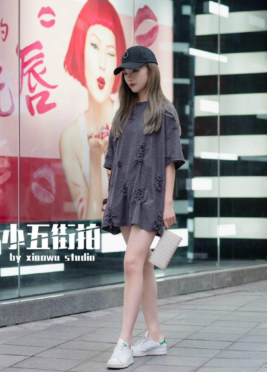 路人街拍街上戴着棒球帽的美女合辑