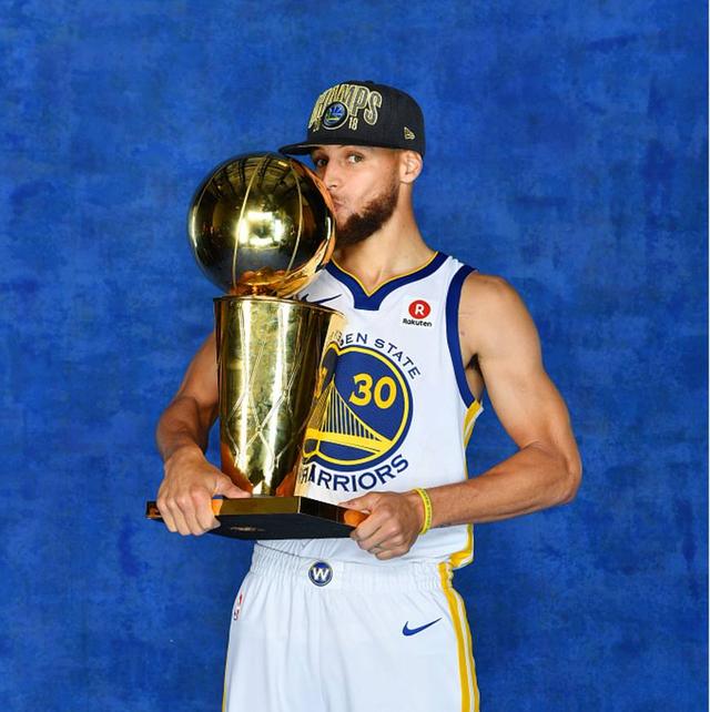 在今年的总决赛中,勇士队又夺冠了,但是对于当家球星库里来说,他又