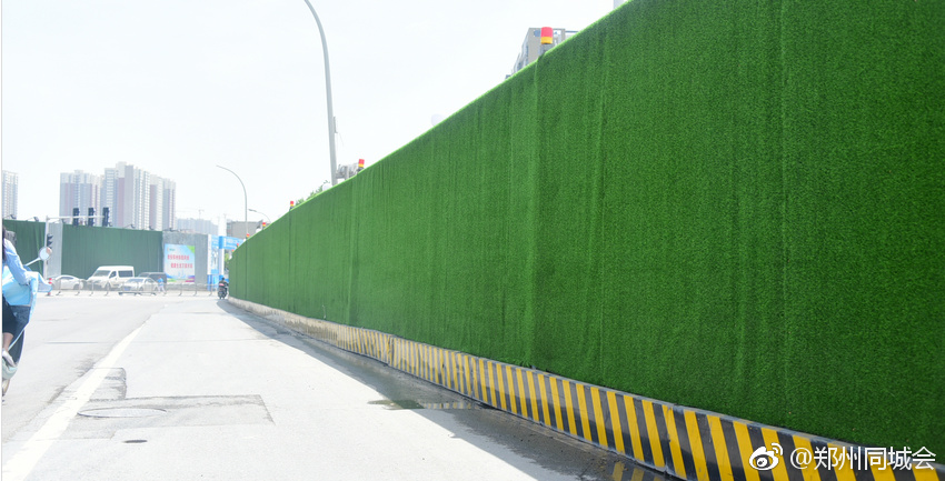 郑州:地铁施工围挡覆盖绿色地毯 吸尘更养眼