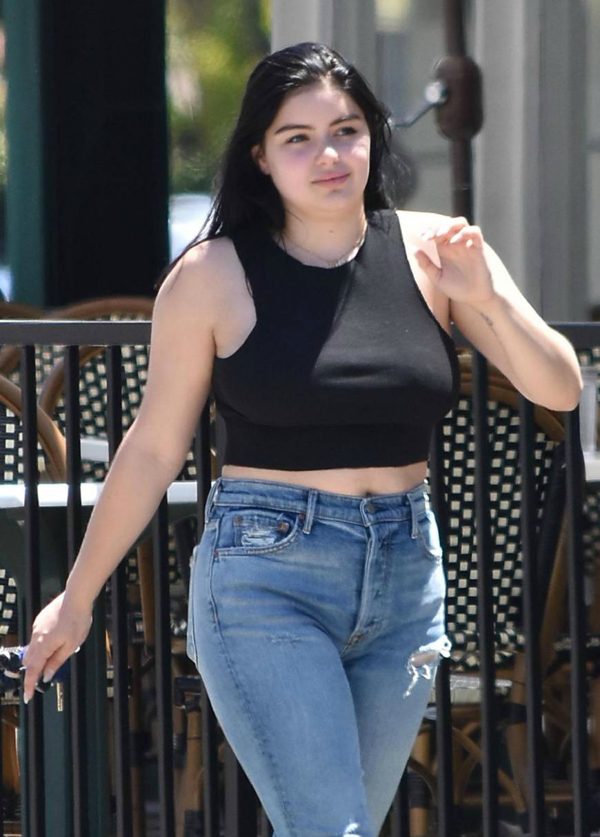 20岁的阿芮尔温特休闲装出门网友淡妆的她很青春