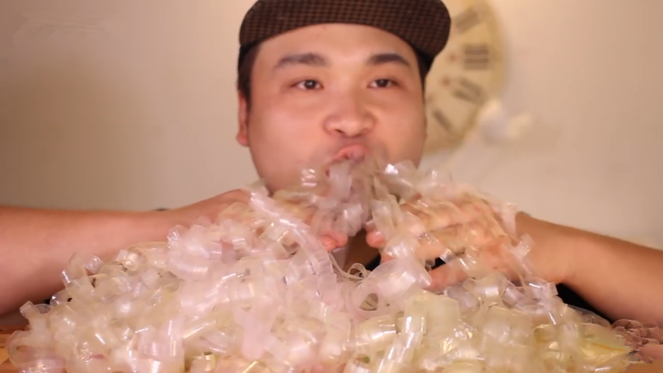 韩国大胃王直播吃"透明胶"?咬不断只能一口吞,这是什么零食?