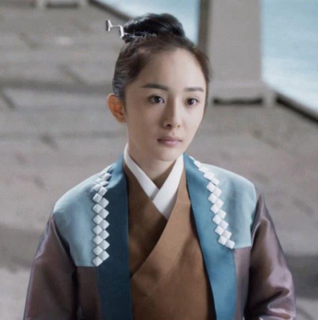 都说杨幂女扮男装很帅气,直到看见古力娜扎,真好看!