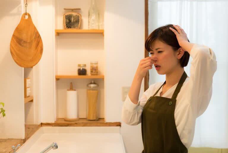 车内一直有异味怎么清除 汽车空调有土的味道是怎么回事