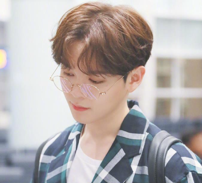尤长靖戴上金边眼镜,变身文艺小青年,温柔迷人的主唱大人