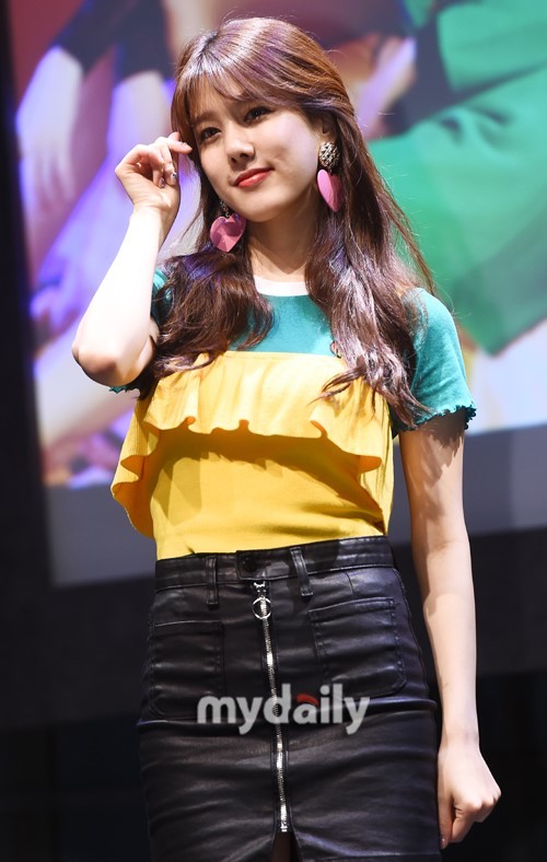 韩国女团uni.t出道发布会现场 首张专辑今日发售