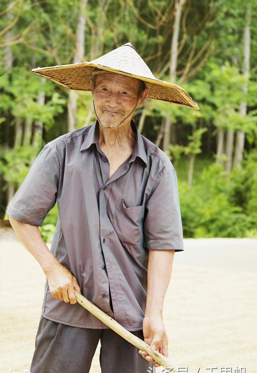 儿子开公司有几亿资产, 老父亲在农村却饿得只剩下皮包骨头