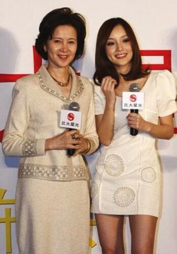 李小璐妈妈年轻时旧照曝光 曾被赞为最漂亮女明星