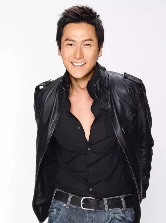 马德钟1993年6月28日与初中同班同学张筱兰在香港注册结婚,儿子马在骧