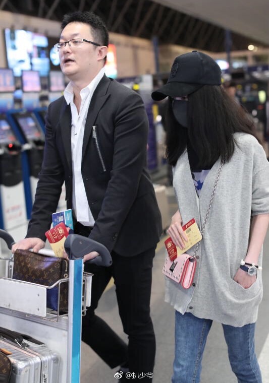 姚笛被求婚后首现身婚戒抢镜,与男友全程手牵手尽显甜蜜 网友