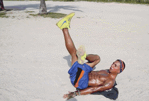 一腿屈膝盘在前面，只举一条腿。对于两边腹肌不一样大的同学，可以试试这招