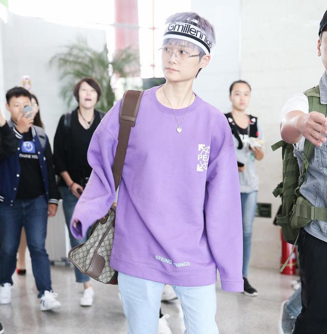 时尚博主&设计师yoyo cao的交流, 在浅紫色与极光紫的碰撞下, 显得