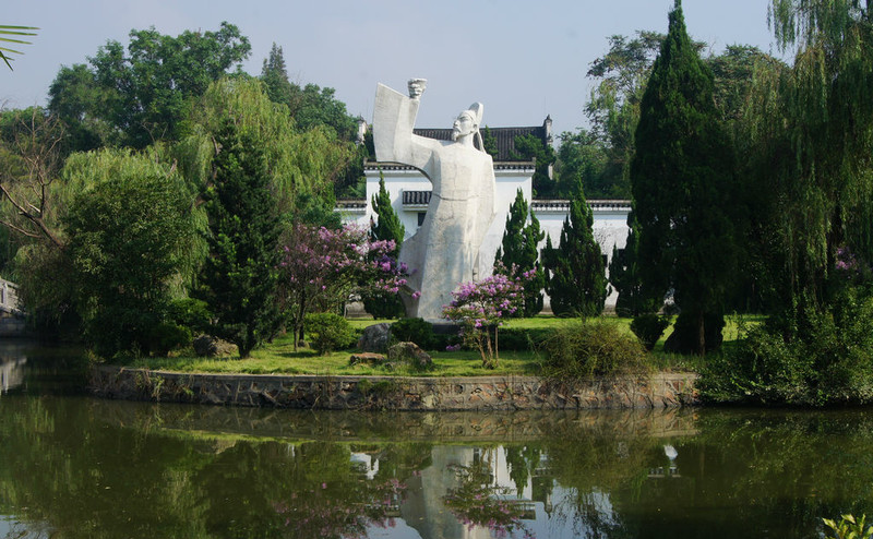 图:李白墓被国家列入全国文物保护单位,地处于安微省马鞍山市当涂县.