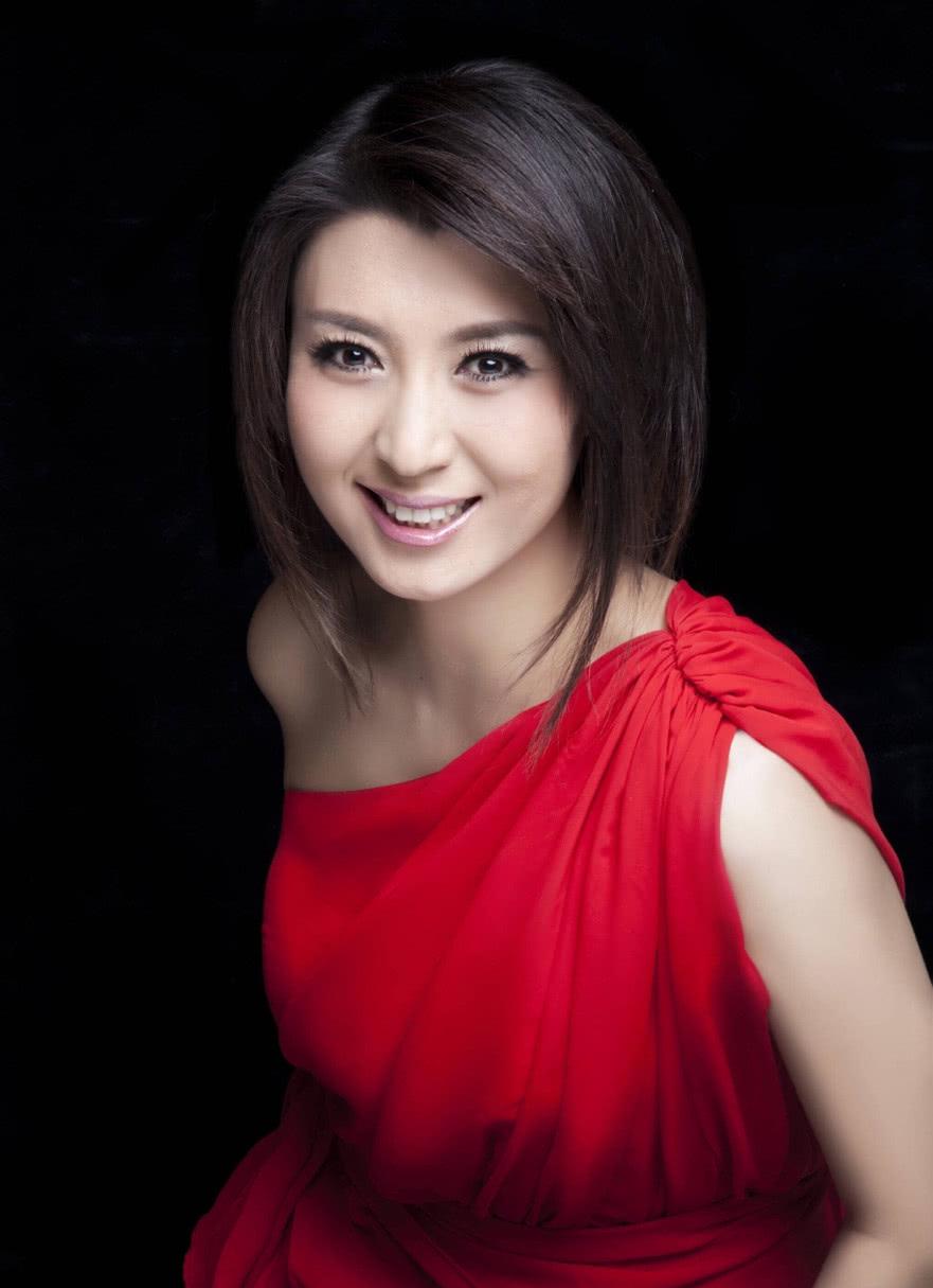 46岁闫学晶,46岁彭佳慧,海霞,网友:央视主播就是颜值高