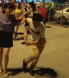 搞笑段子: 1,那天给女儿换尿布,小家伙还拉大便了,于是乎让她撅起小